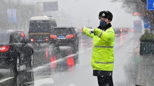 清晰標識，專業(yè)保障：公安制式雨衣解析